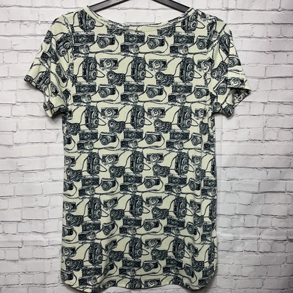 LuLaRoe Short Sleeve Camera Print V-Neck Top Size Medium - Picture 6 of 6